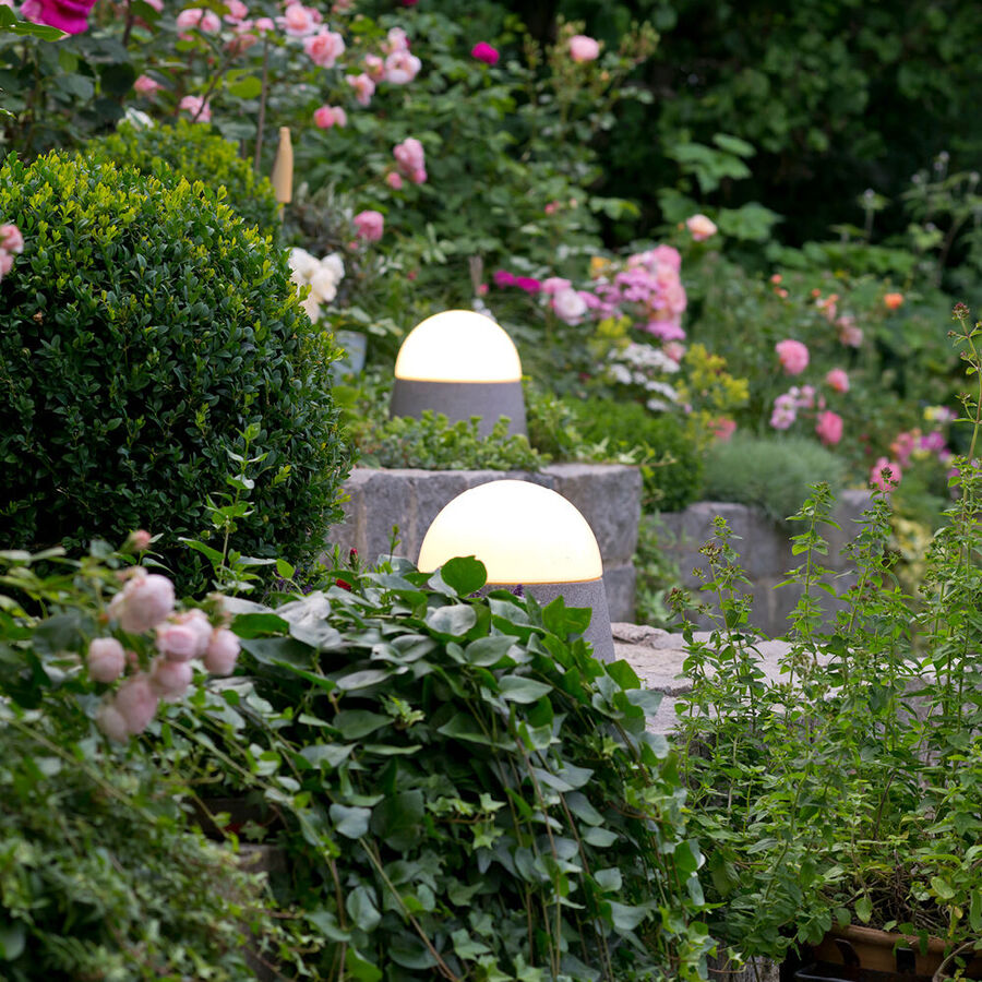 Mobile Gartenleuchte mit integrierter Steckdose Julia Grote