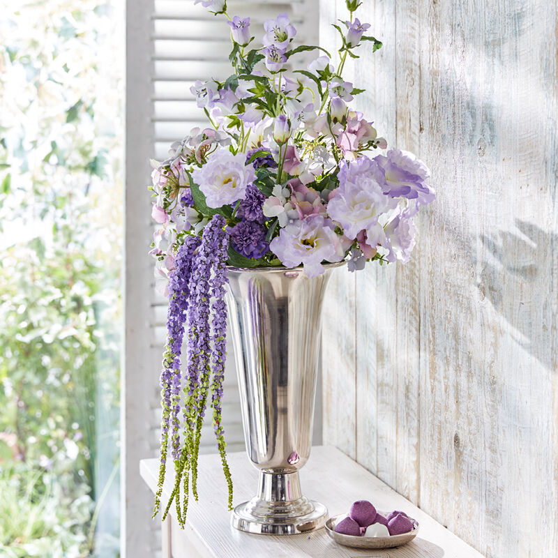 Modern gebundenes Bouquet mit fliederfarbenen Blühern