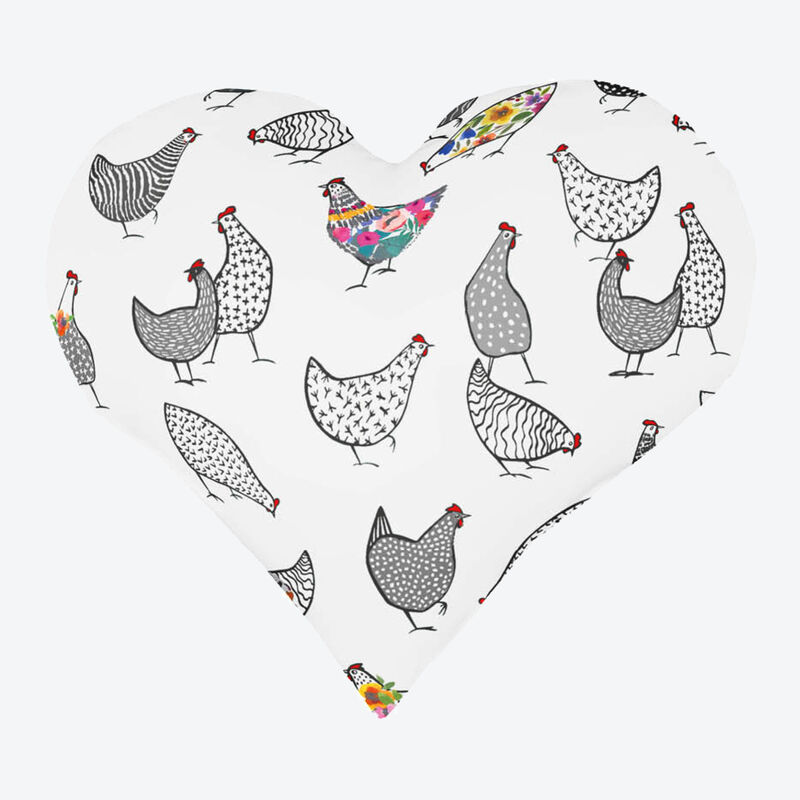 Modern interpretiertes Hühner-Kissen in Herzform