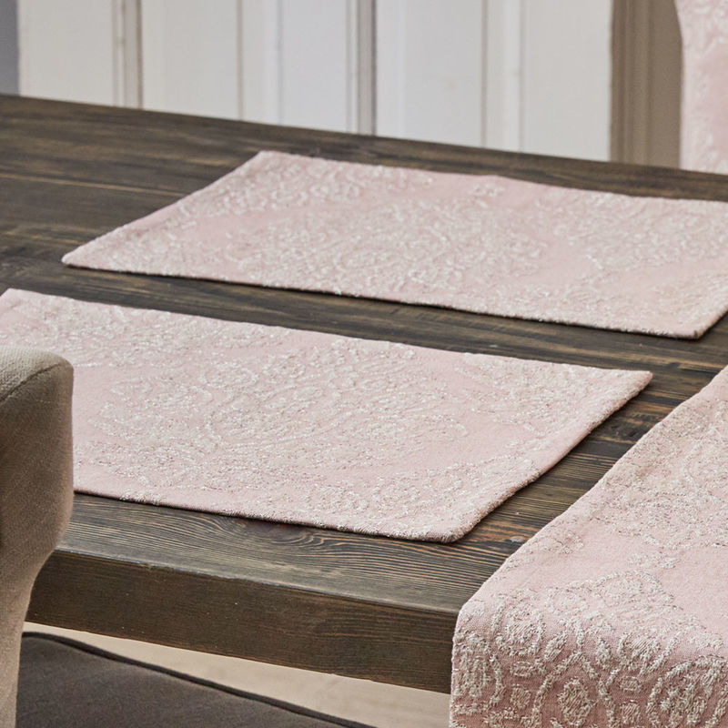 Noble Matelassé-Tischsets mit opulent eingewebtem Muster