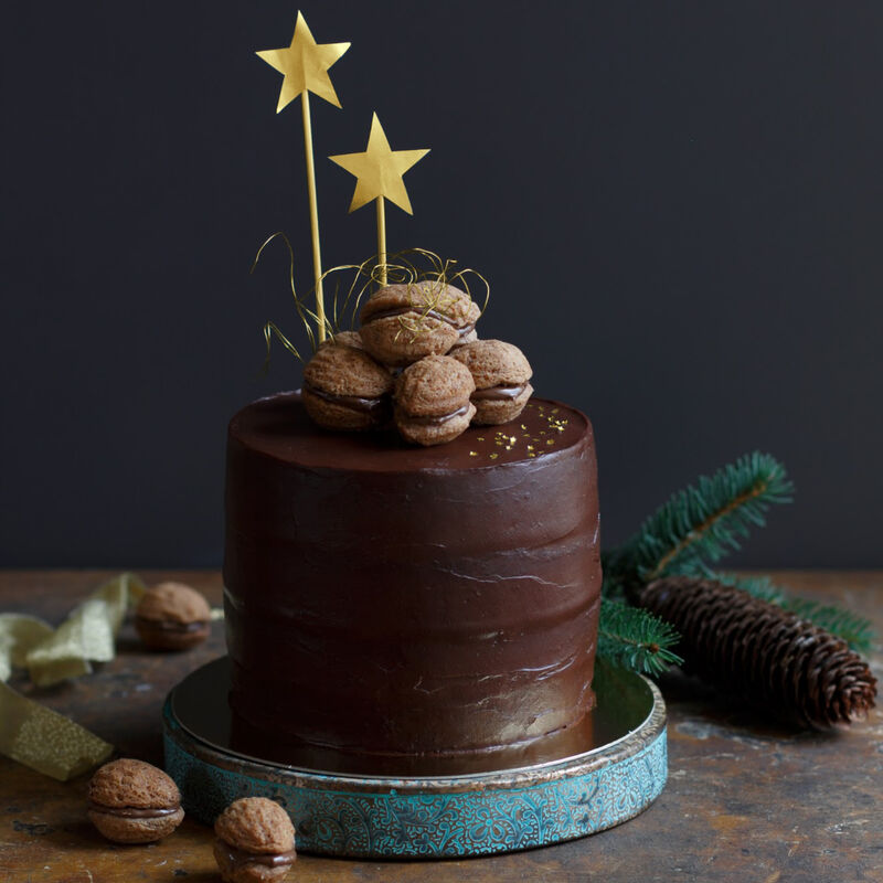 Nougat-Torte mit Zartbitterschokoladen-Ganache und Walnusskeksen