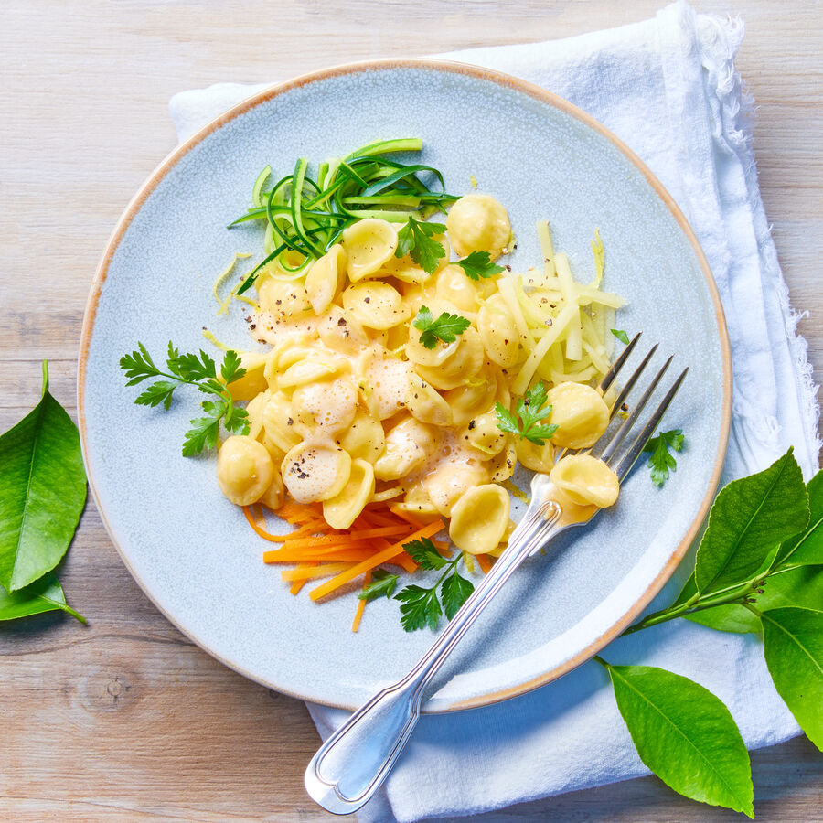 Orecchiette hrchen-Nudeln, Zitronen-Zabaione und Gemse-Julienne