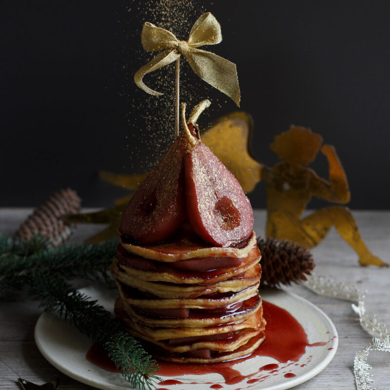 Pancake-Törtchen mit Zimt-Rotweinbirnen und Vanilleeis