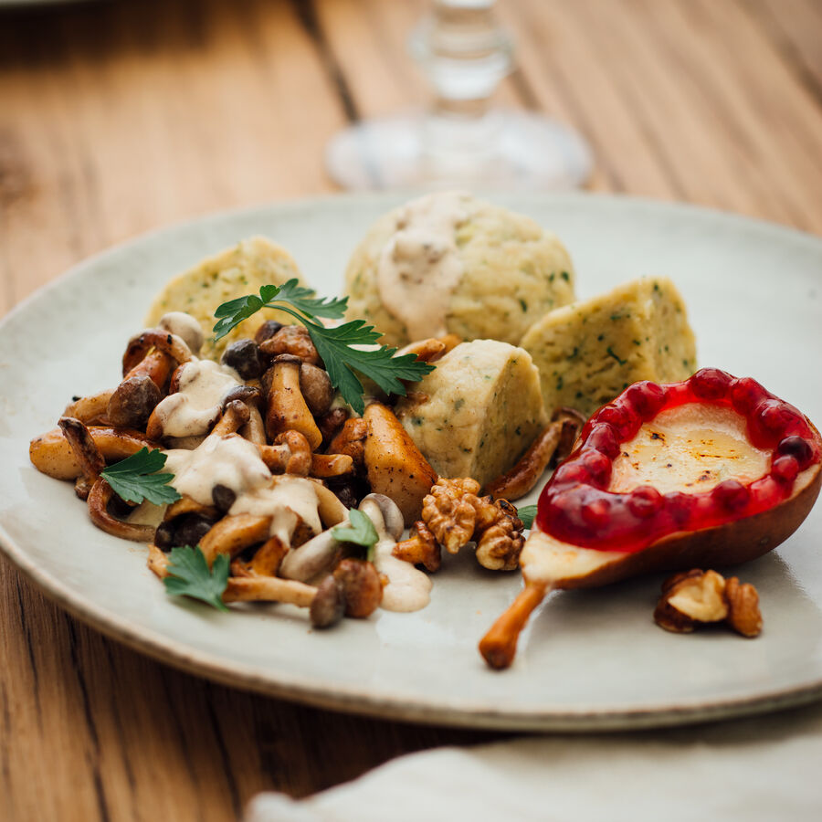 Pilzragout mit Gorgonzola-Birne und Semmelkndel