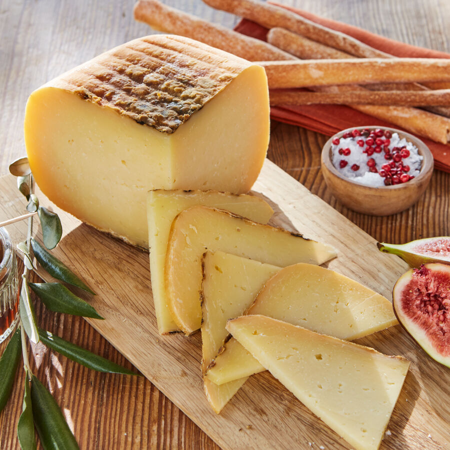Queso Mahon Curado Cava: Einzigartige Kuhmilch-Ksespezialitt von Menorcas Salzwiesen