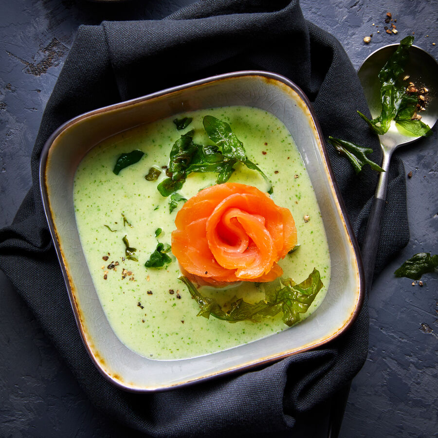 Rucola-Cremesuppe mit Rucherlachs-Rosette