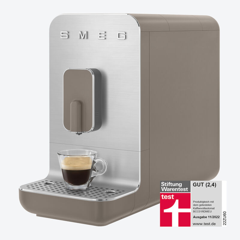 SMEG Kaffee-Vollautomat: Kaffeekunst im minimalistischen Design