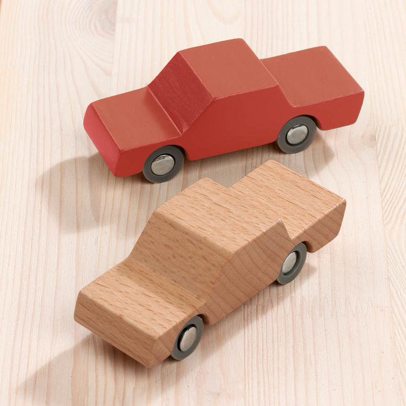 Schlichte Holzautos für kreativen Spielspaß