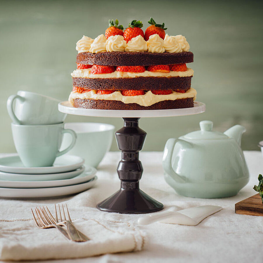 Schoko-Rumtorte mit Vanillecreme und Erdbeeren