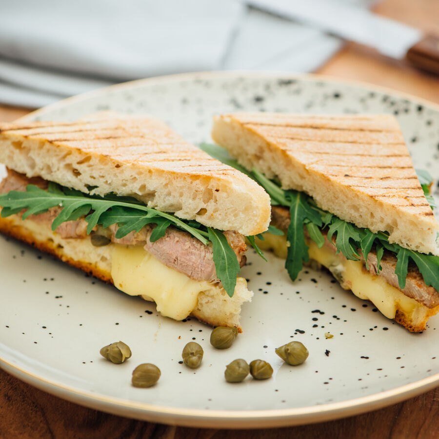 Schweinefilet Panini mit Kapern-Senfsauce