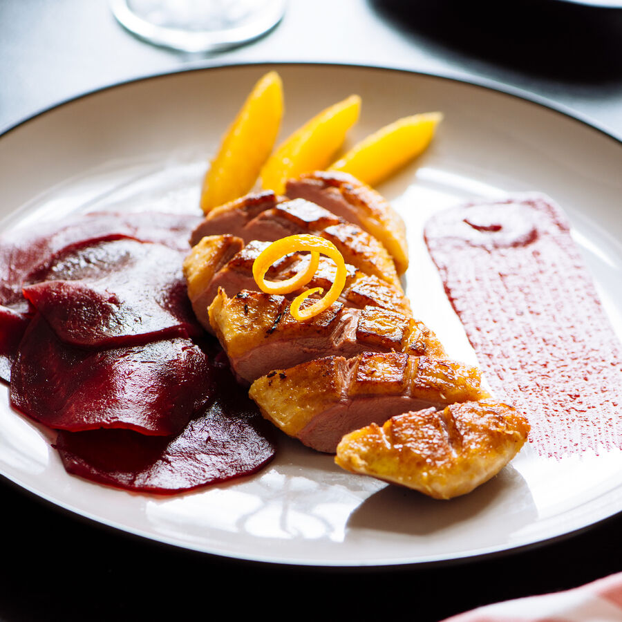 Sous-vide Entenbrust auf Rote Bete Carpaccio mit Orangensauce