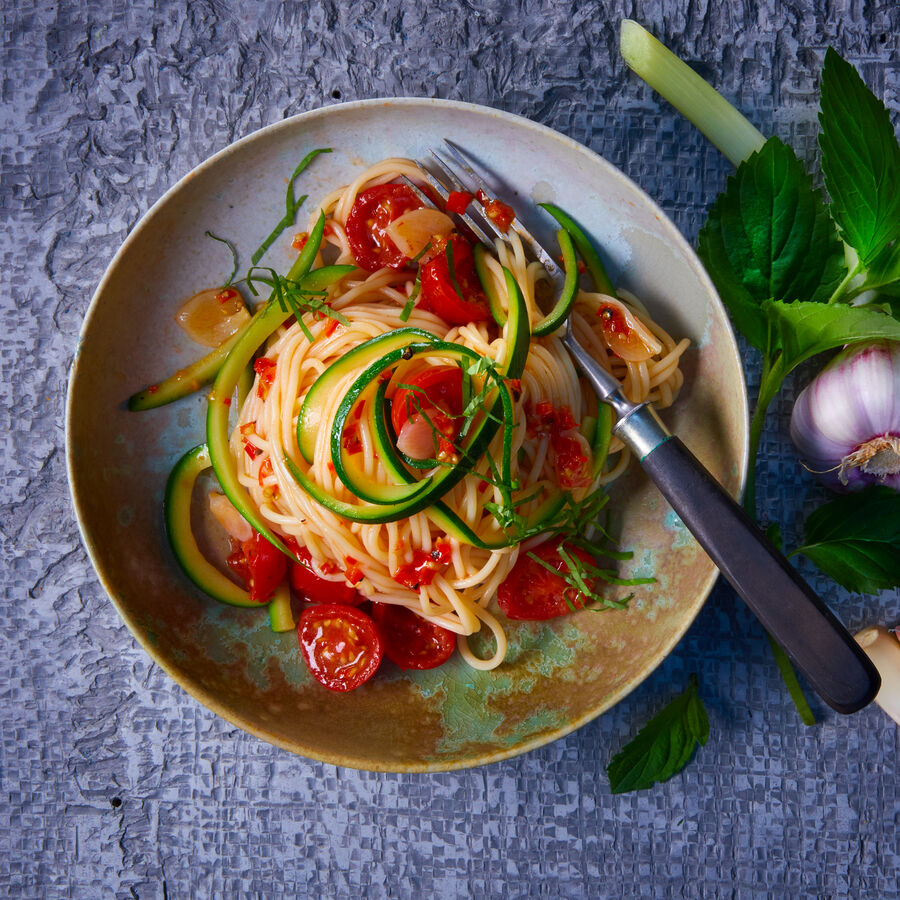 Spaghetti aglio e olio mit Zucchini und Minze