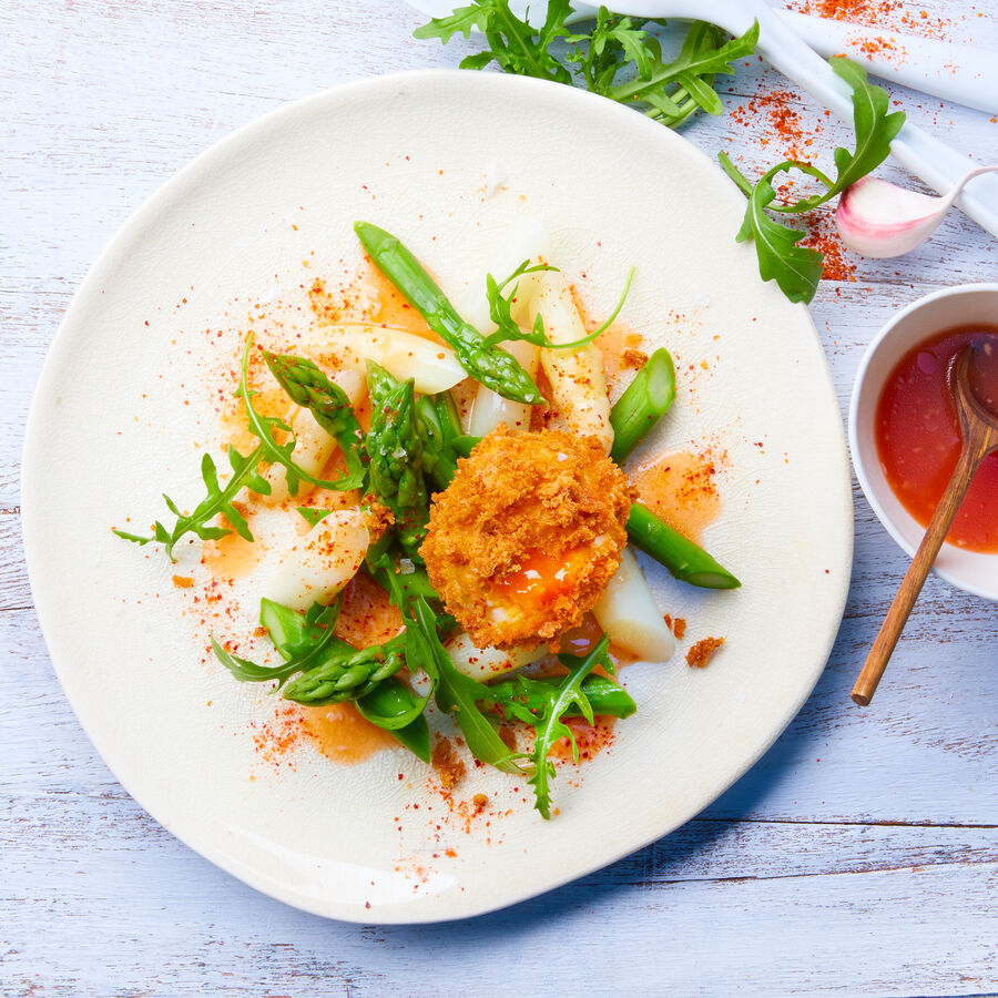 Spargelsalat mit frittiertem Ei und Piment d'Espelette-Fruchtpree-Vinaigrette