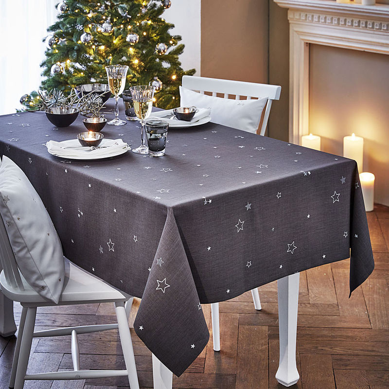 Tischdecke: Winterlich bestickte Tischwäsche schmückt mit festlichen Glanzeffekten