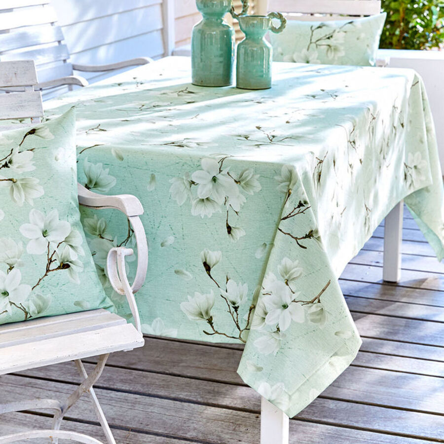 Tischdecke mit prächtigen Magnolienblüten in frühlingsfrischem Rosa und