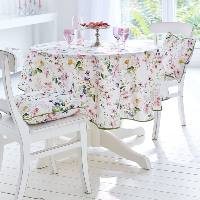 Tischdecke zur Frühlings-Tischwäsche mit Apfelblüten