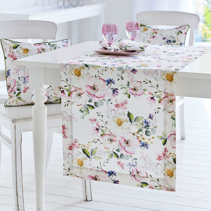 Tischläufer zur Frühlings-Tischwäsche mit Apfelblüten