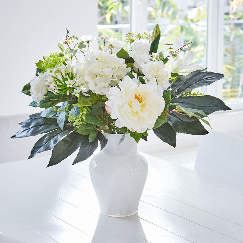 Traumhaftes Blumenarrangement in Weiß