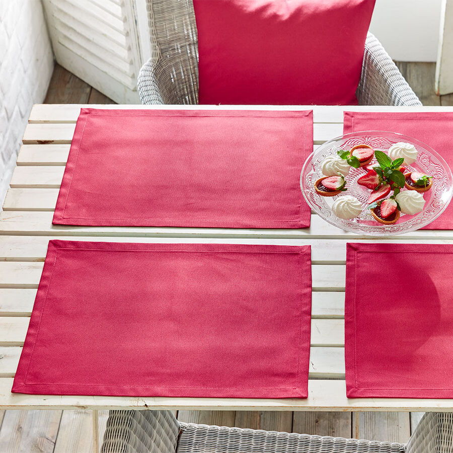 Unifarbene Tischsets zur Erdbeer-Gobelin-Tischwsche