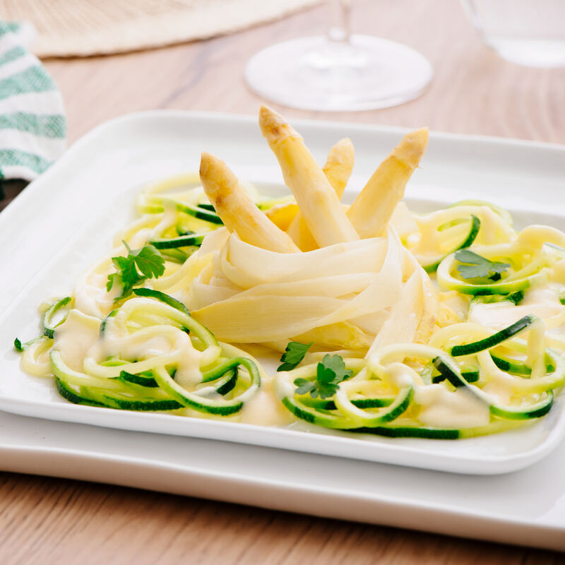 Warmer Zucchininudel-Spargel-Salat mit Zitronenbutter