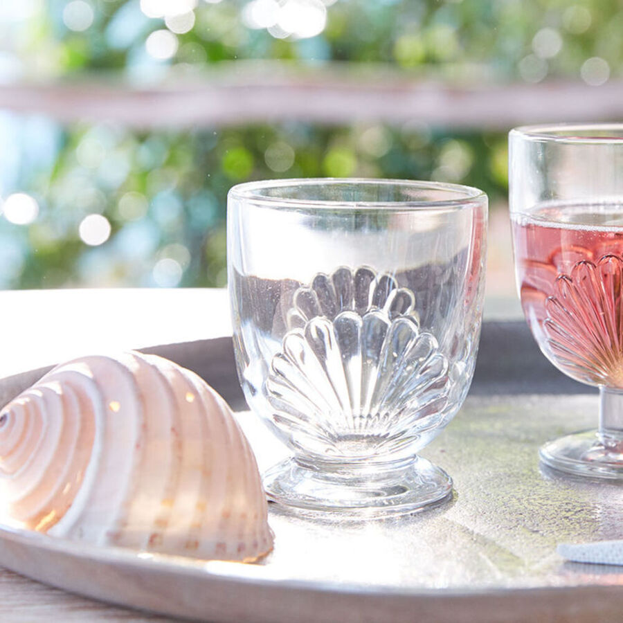 Wasserglser mit Muschel-Dekor zaubern den Sommer auf den Tisch