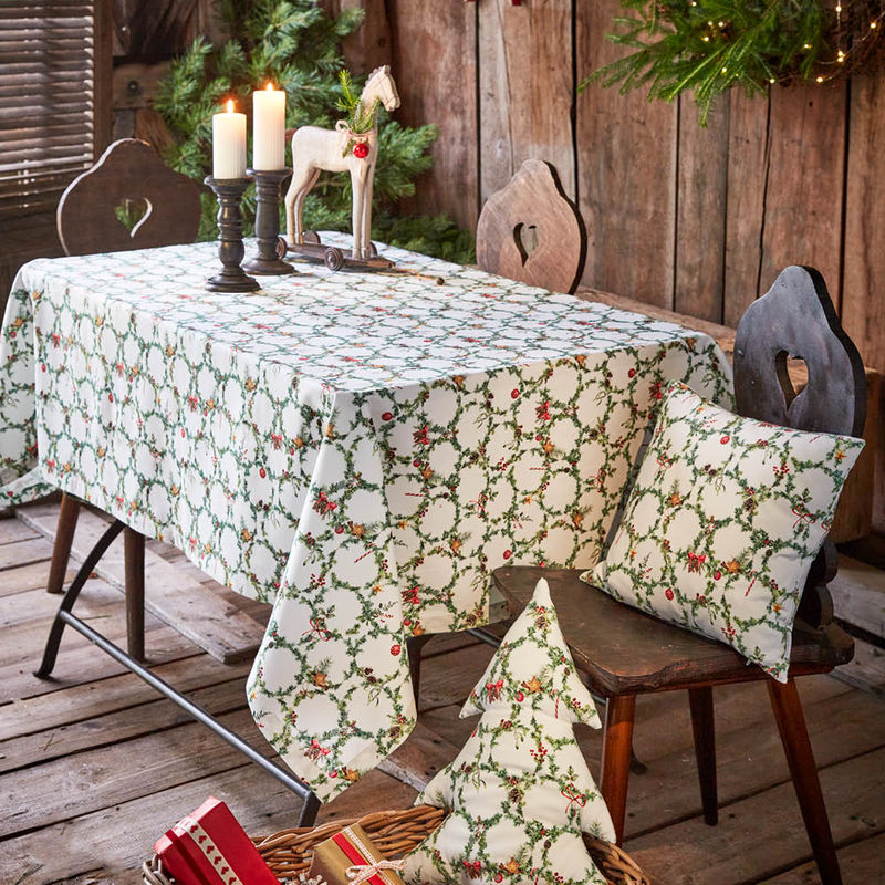 Weihnachtliche Tischdecke mit kleinen, verzierten Tannenkränzen