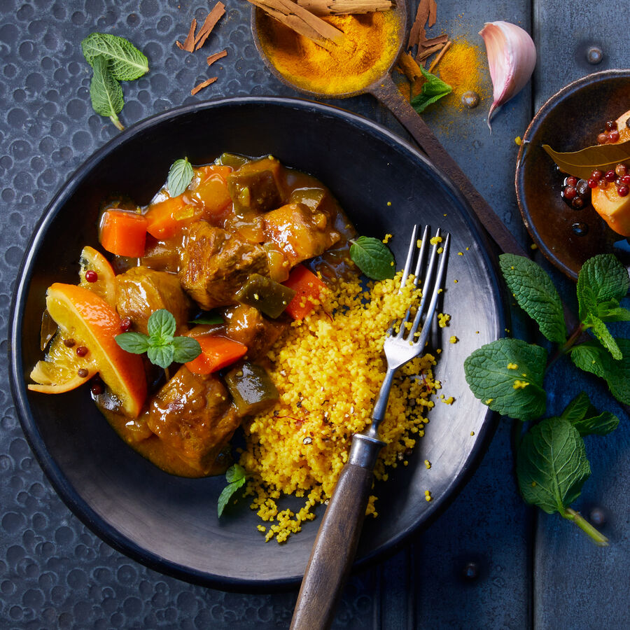 Wrz-Orangen-Lamm-Tajine auf Safran-Couscous