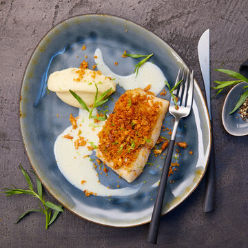 Produktbild für '  Blue Cobia unter Pinienkernkruste auf Pastinaken Püree mit Beurre blanc'