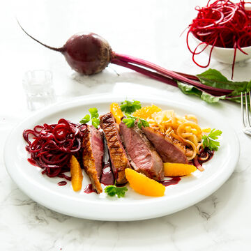 Produktbild für '  Entenbrust mit glasierten Äpfeln und Rote Bete Orangensauce'