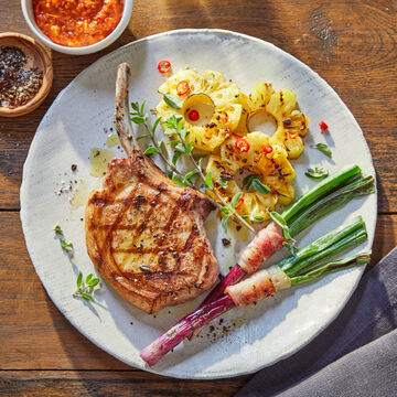 Produktbild für ' Karree vom Hofschwein mit Romesco-Sauce und gegrillter Ananas  '
