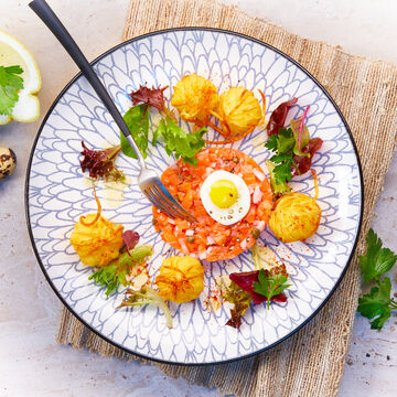 Produktbild für '  Kartoffelspaghetti-Kugeln mit Räucherlachs-Tartar und Wachtelei'