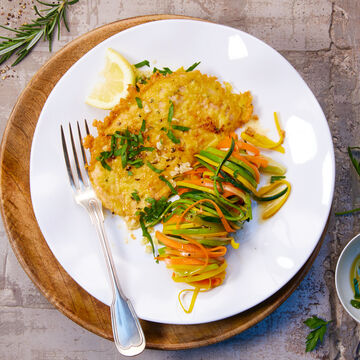 Produktbild für '  Low Carb Schweineschnitzel in Parmesankruste, Gemüsenudeln und Gremolata'