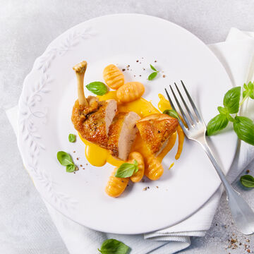 Produktbild für '  Perlhuhnbrust mit Süßkartoffel-Ziegenkäse-Gnocchi und Süßkartoffel-Safran-Sauce'