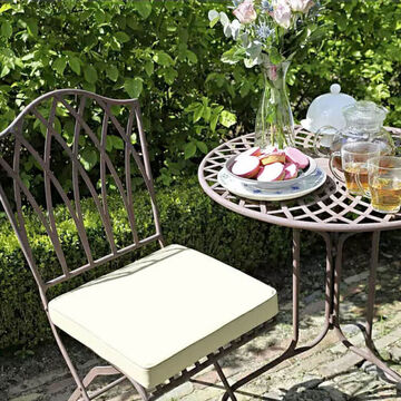 Set: Romantische Gartenm�bel mit nostalgischem Flair