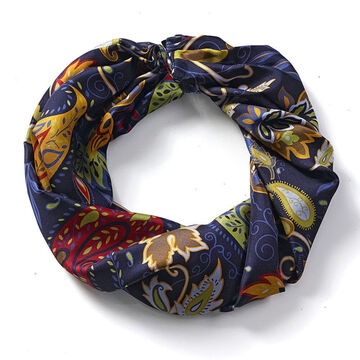 Zarter Seidenschal: Dank Mini-Magnetverschluss immer perfekter Sitz