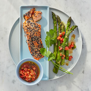 Produktbild fr 'Airfryer-Rezept: Lachs in Sesamkruste mit grnem Spargel & Tomatensalsa'
