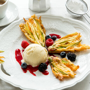 Produktbild für 'Ausgebackene Zucchiniblüten mit Waldbeeren und Mascarpone-Eis'