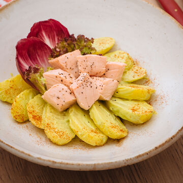 Produktbild für 'Avocado-Curry-Kartoffelsalat mit pochierten Lachswürfeln'