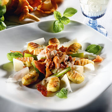 Produktbild für 'Basilikum-Kartoffel-Gnocchi mit Pfifferlingen und Parmaschinken'
