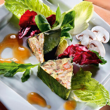 Produktbild für 'Champignon-Flusskrebs-Terrine mit Champignonsauce auf Blattsalaten'