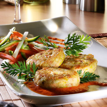 Produktbild für 'Fischfrikadellen auf Gemüse-Julienne mit Paprikasauce'