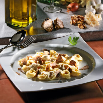 Produktbild für 'Geflügel-Tortellini mit Trüffelsauce, Salsa di Noci und weissen Trüffeln'