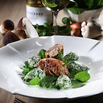 Produktbild für 'Gefüllte Kalbfleischröllchen mit Spinat-Ricotta-Klösschen auf Spinatcreme'