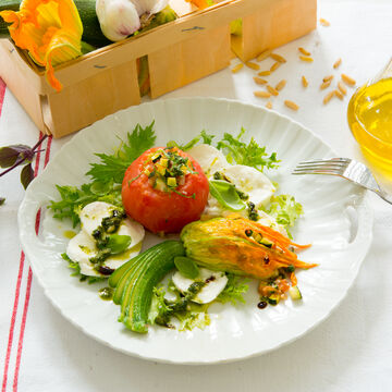 Produktbild für 'Gefüllte Tomaten und Zucchiniblüten auf Büffelmozzarella mit Basilikum-Essenz'