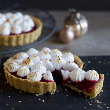 Produktbild für 'Haselnuss-Johannisbeer-Tartelettes mit Marzipan und Schneehäubchen'