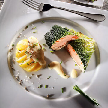 Produktbild für 'Hauptgang: Lachs im Wirsingmantel mit Schnittlauchkartoffeln und weißer Zitronen-Butter-Sauce'