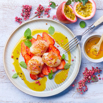 Produktbild für 'Jakobsmuscheln auf Erdbeer-Carpaccio mit Passionsfruchtpüree-Vinaigrette'