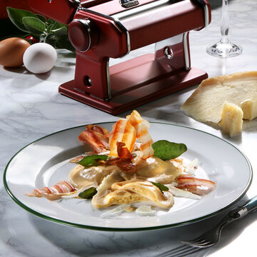 Produktbild für 'Kürbisravioli in Kürbis-Amaretto-Sauce mit Schinkenkrusteln, Salbeiblättern und Parmesan'