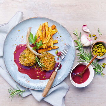 Produktbild für 'Lammkoteletts unter Pistazienkruste mit Portweinsauce und Rosmarin-Ofen-Pommes-frites'