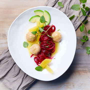 Produktbild für 'Low Carb Poularden Klößchen in Orangensauce mit Rote Bete Nudeln'